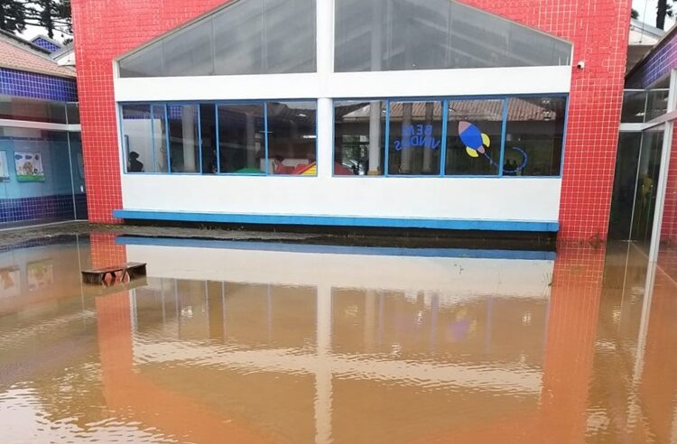 Prefeitura contabiliza mais de 40 prédios públicos afetados pelas chuvas 