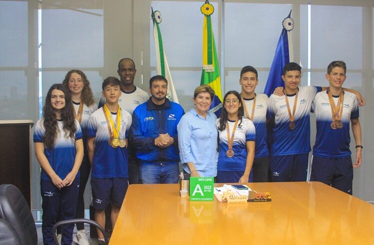 Prefeita e secretário recebem campeões e medalhistas dos JOJUPs