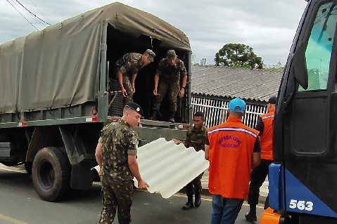 Prefeitura atende famílias afetadas pelo temporal com ajuda do Exército Brasileiro