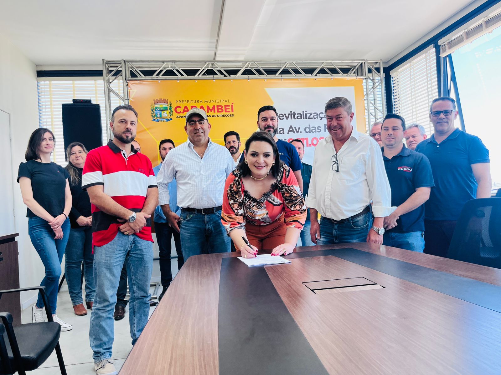 Elisangela e vereadores assinam ordem de serviço para revitalização da Avenida das Flores