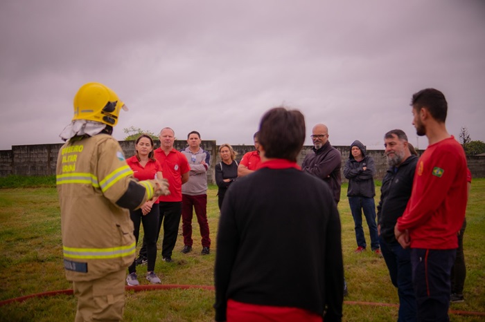 Brigadistas da UEPG participam de treinamento com caminhão de bombeiros