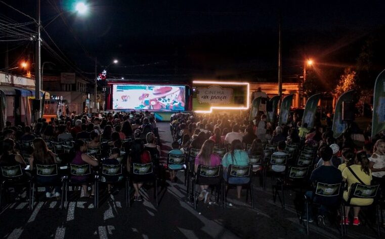 Entretenimento e cultura: Cinema na Praça reúne cerca de 500 piraienses no centro da cidade