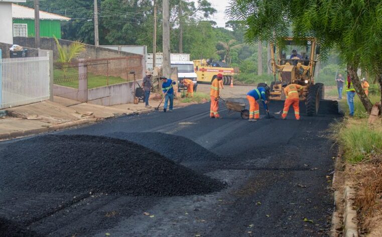 Prefeitura de Tibagi inicia aplicação de asfalto em Caetano Mendes