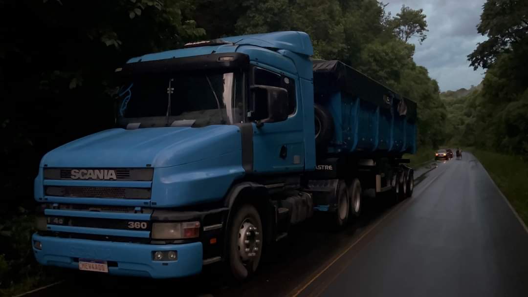 Acidente entre caminhões deixa homem ferido em Itaiacoca
