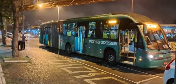 Briga em ônibus do transporte coletivo em PG mobiliza PM