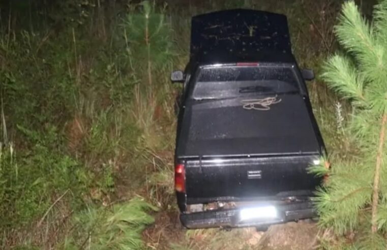 Caminhonete cai de ribanceira na PR-151 após falha na direção; dois jovens ficam feridos