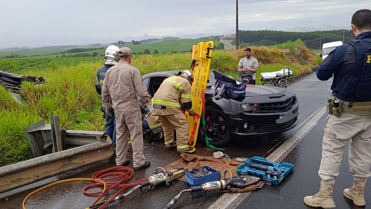 Motorista de Camaro bate em guard rail na BR-376