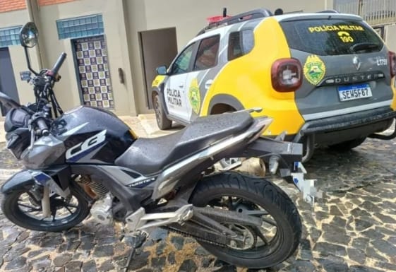 Motocicleta com irregularidades é apreendida em Ponta Grossa; proprietário é preso