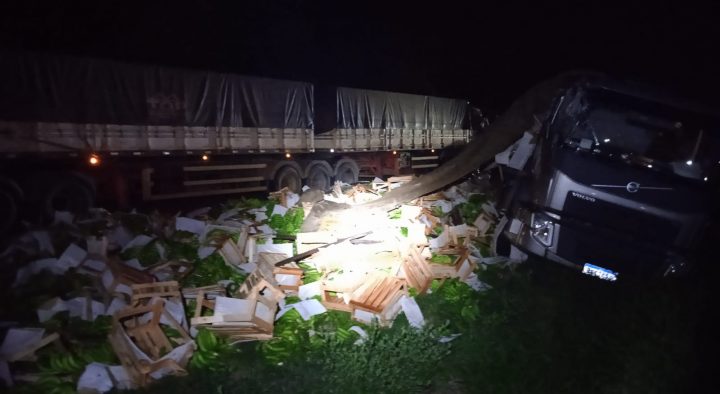 Carga de banana fica espalhada pela pista após acidente na BR-376, em Tibagi