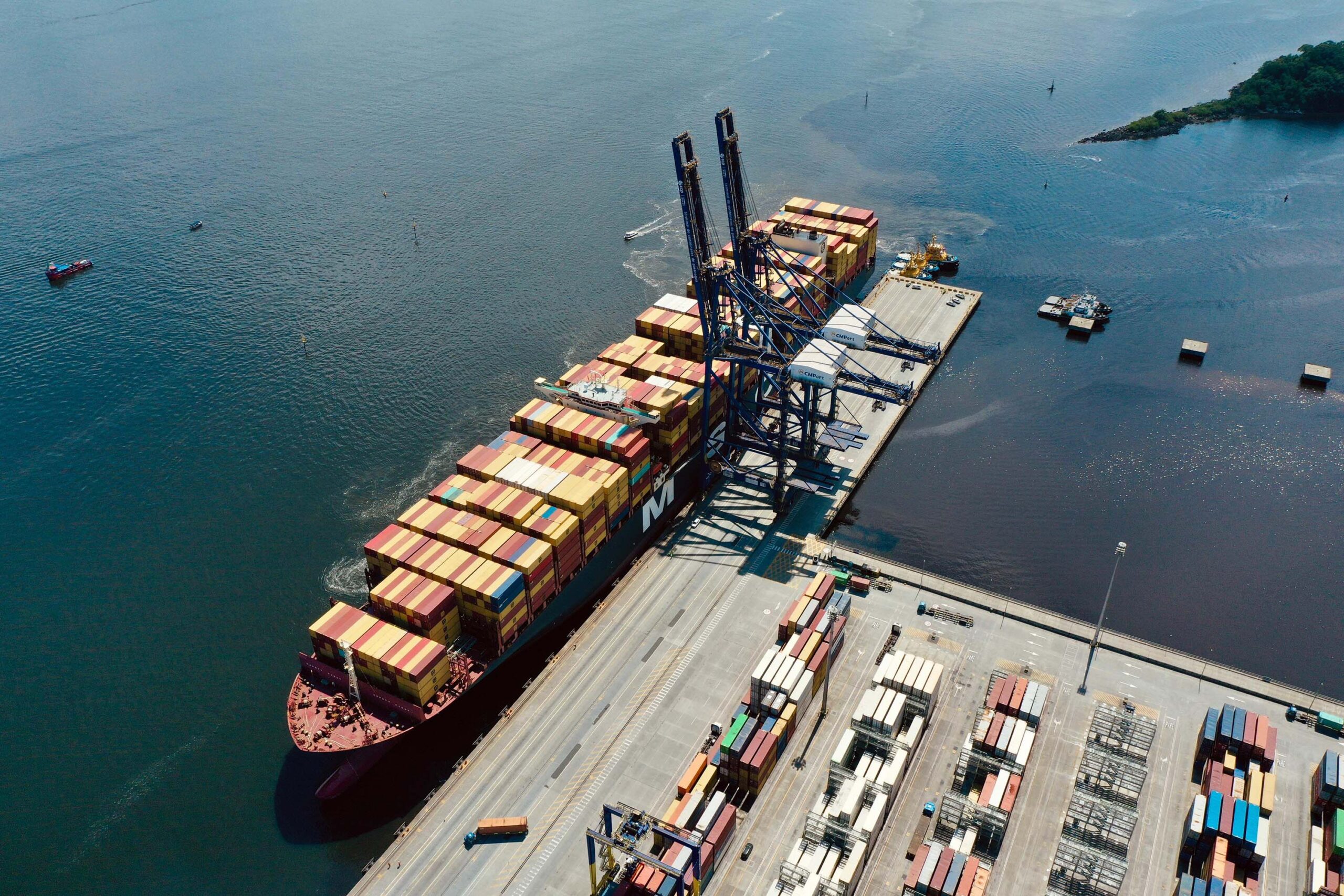 Porto de Paranaguá recebe maior navio porta-contêineres em comprimento: 366 metros
