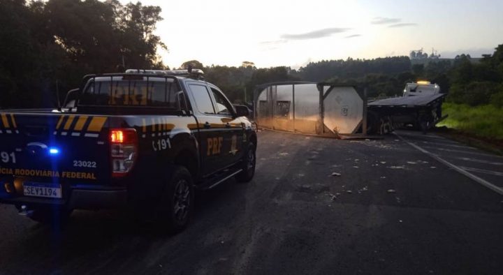 Caminhão tombado bloqueia BR-376, em Tibagi
