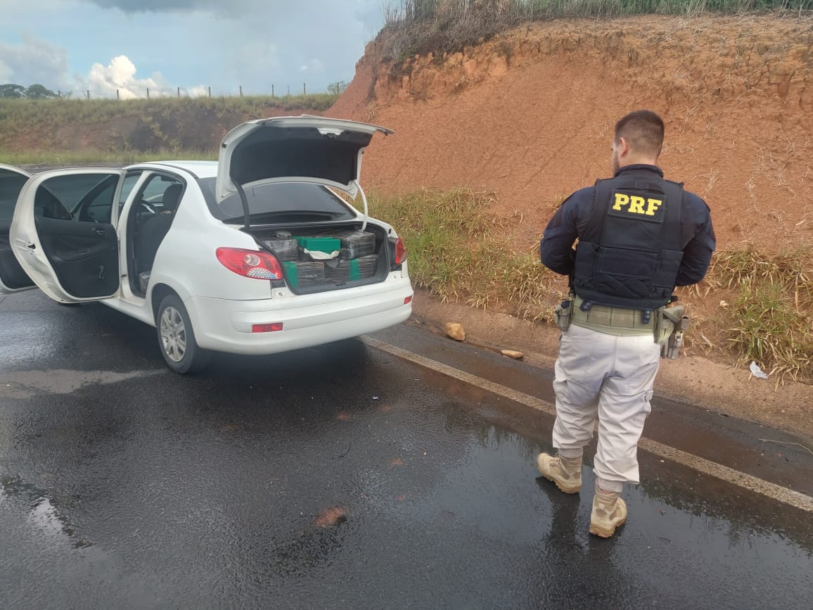 PRF apreende carro com 250 quilos de maconha na BR 376 em Ponta Grossa