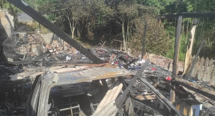 Residência é consumida por incêndio em Ponta Grossa, deixando família desabrigada