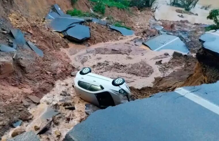 Carro cai em cratera na BR-470 em SC, casal é resgatado sem ferimentos