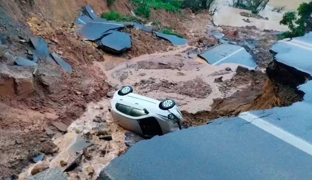 Carro cai em cratera na BR-470 em SC, casal é resgatado sem ferimentos