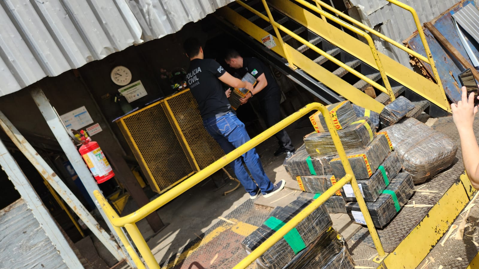 Polícia Civil e Polícia Militar do Paraná realizam incineração de duas toneladas de drogas apreendidas em Irati e Inácio Martins