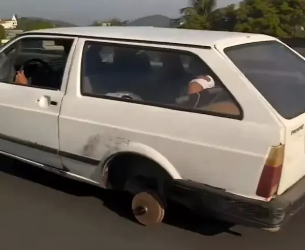 Motorista é flagrado dirigindo carro sem pneu na BR-101