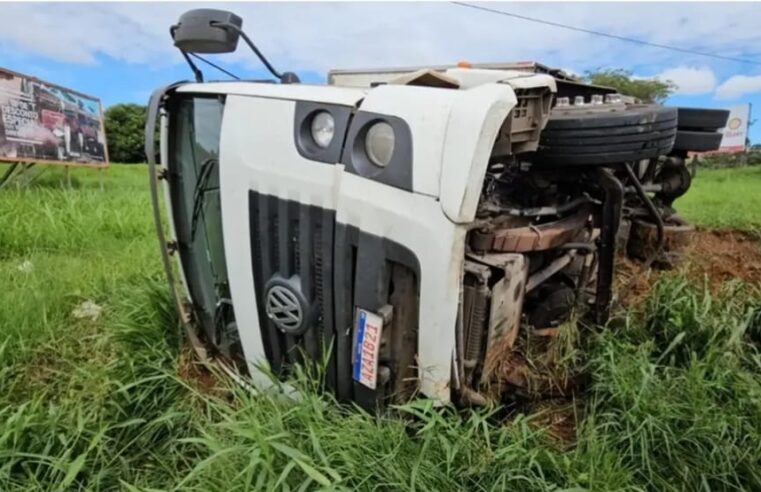 Motorista sai ileso após tombar caminhão na BR-376