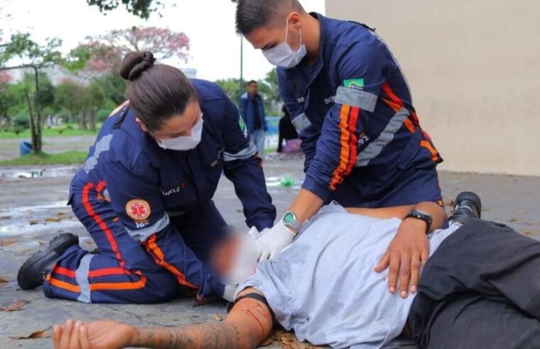 Grupo agride homem brutalmente após roubo de celular em Ponta Grossa; suspeitos detidos