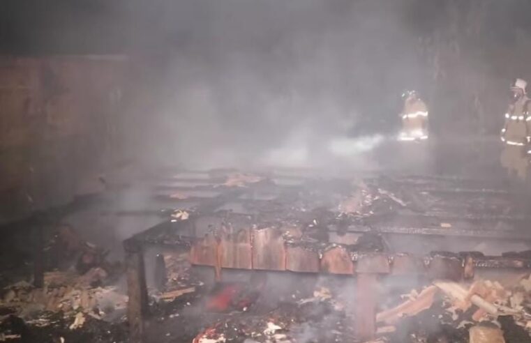 Residência é destruída por incêndio durante a madrugada em Ponta Grossa