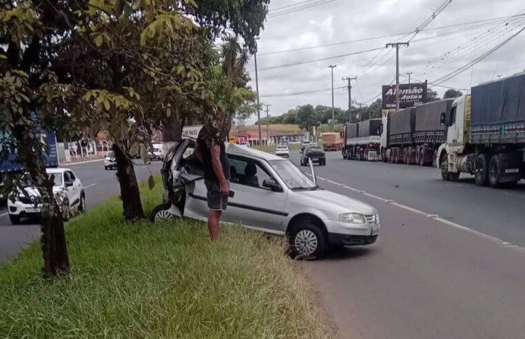 Acidente entre caminhão e carro complica trânsito na Souza Naves