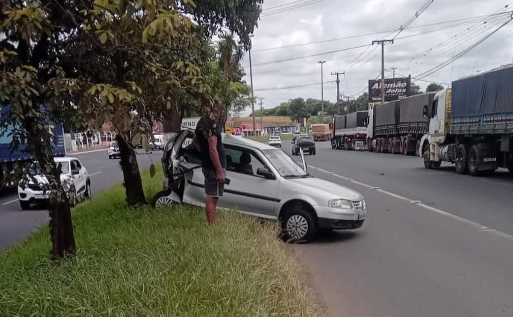 Acidente entre caminhão e carro complica trânsito na Souza Naves