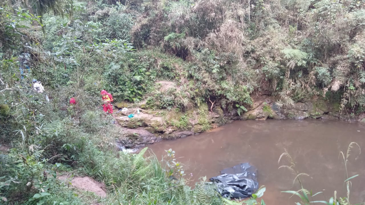Corpos de dois jovens são encontrados em cachoeira no Guaragi, em Ponta Grossa