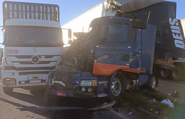 Engavetamento na BR-376 deixa dois feridos em Ponta Grossa