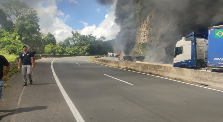 Neste momento: acidente com caminhão causa incêndio e bloqueia BR-376, em Tibagi