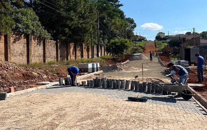 Prefeitura avança com obras de pavimentação no Jardim Itália e Vila Belém