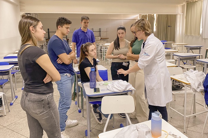 Alunos de Medicina da UEPG realizam treinamento de acessos e controle de infecções