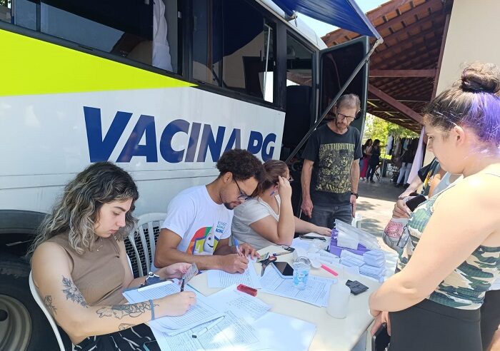 Ônibus da Vacina vai atender a população durante evento da Esquadrilha da Fumaça