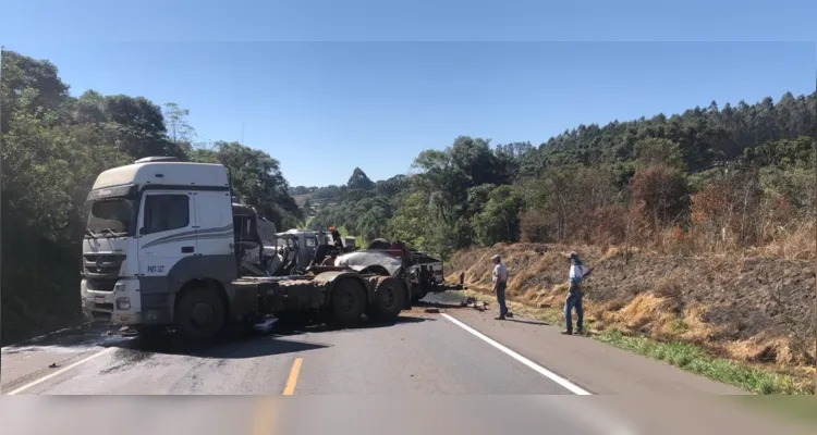 Colisão entre quatro veículos bloqueia BR-373 em Prudentópolis