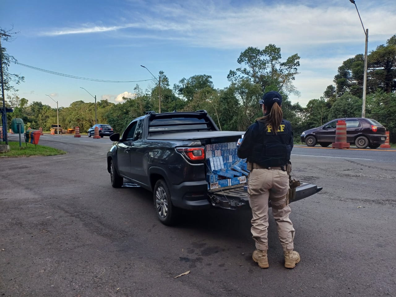 PRF apreende carro carregado com 8 mil maços de cigarros contrabandeados em Ipiranga