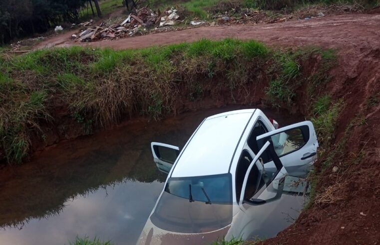 Veículo alugado é encontrado abandonado dentro de córrego em Ponta Grossa