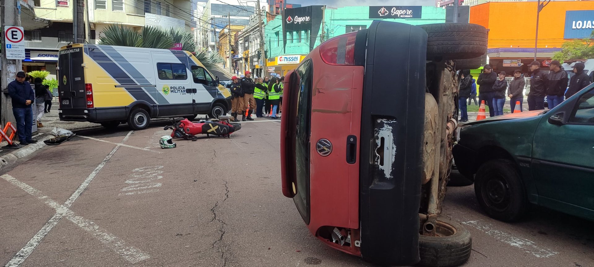 Simulação de acidente de trânsito chama a atenção no Centro de Ponta Grossa