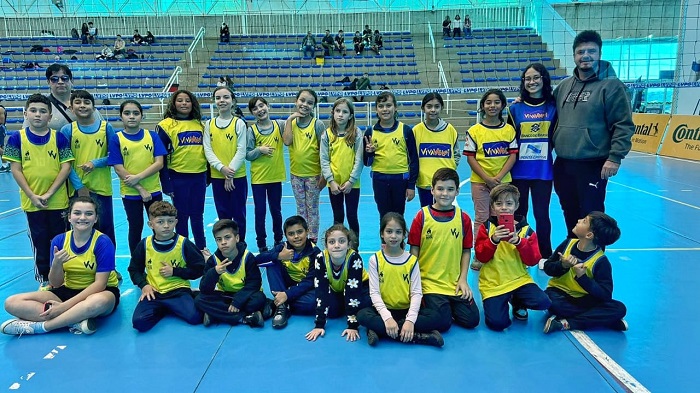 Alunos do Projeto Viva Vôlei visitam a Arena Multiuso