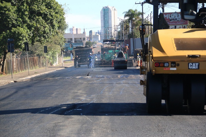 Prefeitura coloca asfalto novo na Rua XV de Setembro