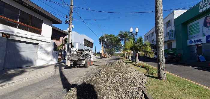 Prefeitura realiza manutenção na Rua Francisco Búrzio