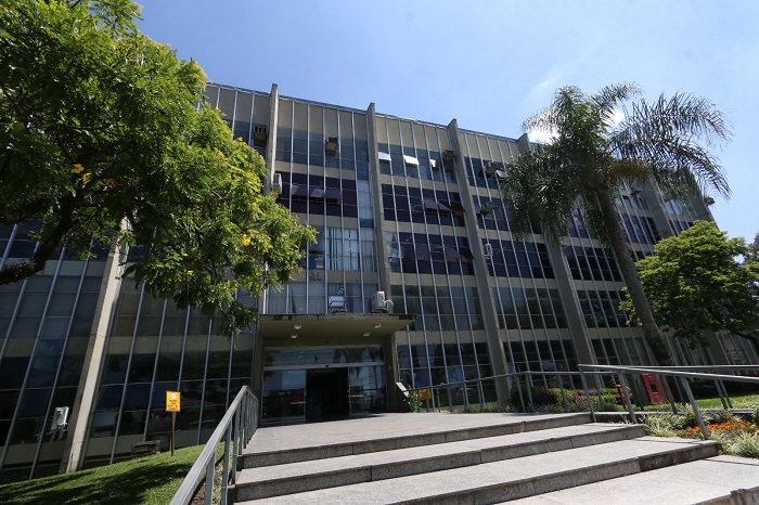 Funcionários municipais recebem antecipação do 13º salário