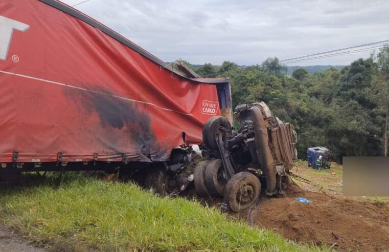 Motorista morre em acidente na PR-151 após colisão desprender cabine de caminhão