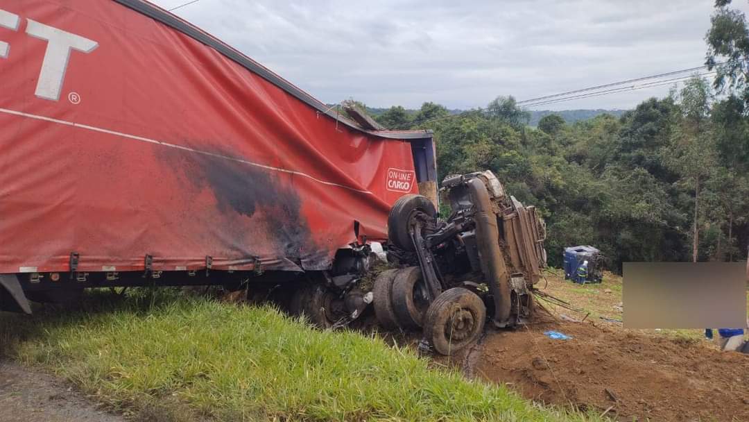 Motorista morre em acidente na PR-151 após colisão desprender cabine de caminhão