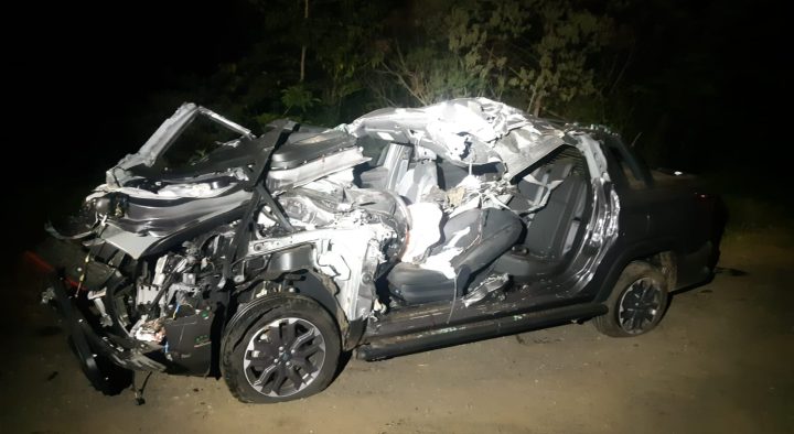 Colisão entre caminhonete e bitrem deixa três feridos na BR-376 em Ponta Grossa