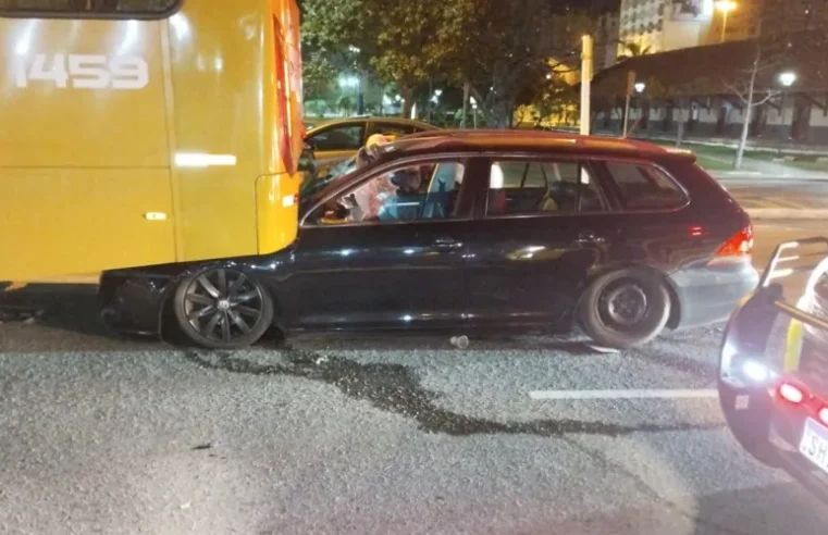 Carro colide contra ônibus da VCG na Vicente Machado em PG