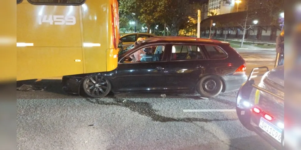Carro colide contra ônibus da VCG na Vicente Machado em PG