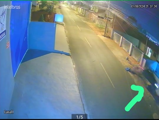 Carro perde o controle e bate em muro de casa no Contorno. Veja imagens exclusivas do acidente!