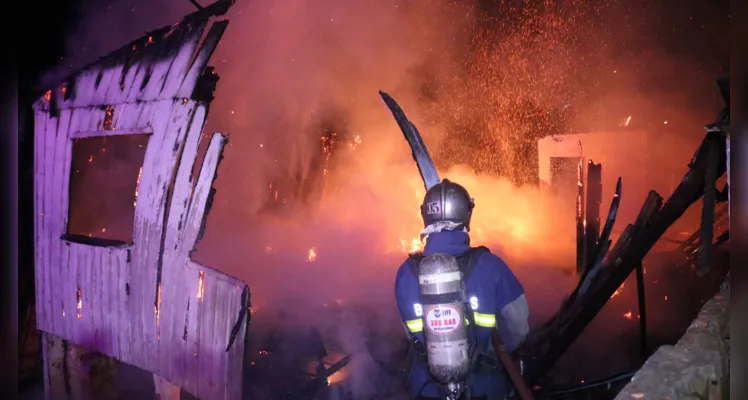 Moradores são agredidos e têm casa incendiada na Vila Princesa, em Ponta Grossa