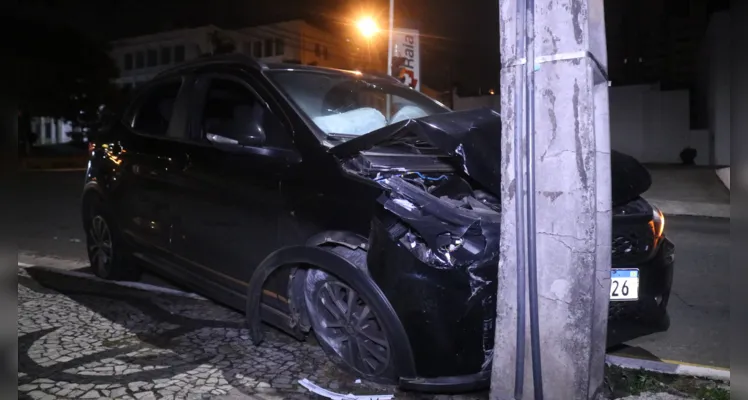 Acidente em Ponta Grossa: quatro jovens socorridos pelo Samu e Siate após colisão com poste