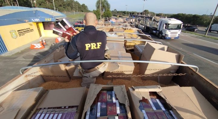 PRF apreende caminhão carregado com cigarros e eletrônicos do Paraguai, em São Luiz do Purunã