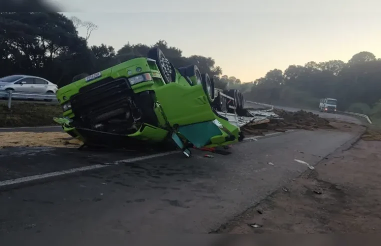 Caminhão tomba na PR-151 em Castro e motorista morre no local